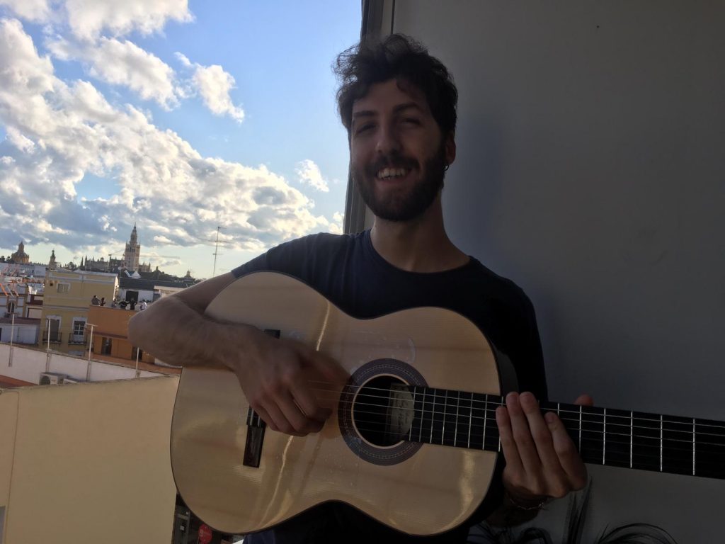 Aldo Popolano, Siviglia, con la sua chitarra alla finestra