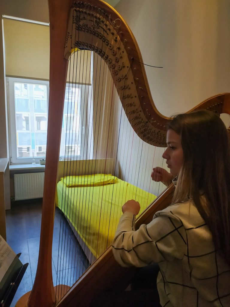 Gaia Di Girolamo, Riga, con l'arpa dell'Accademia Lettone nella propria stanza
